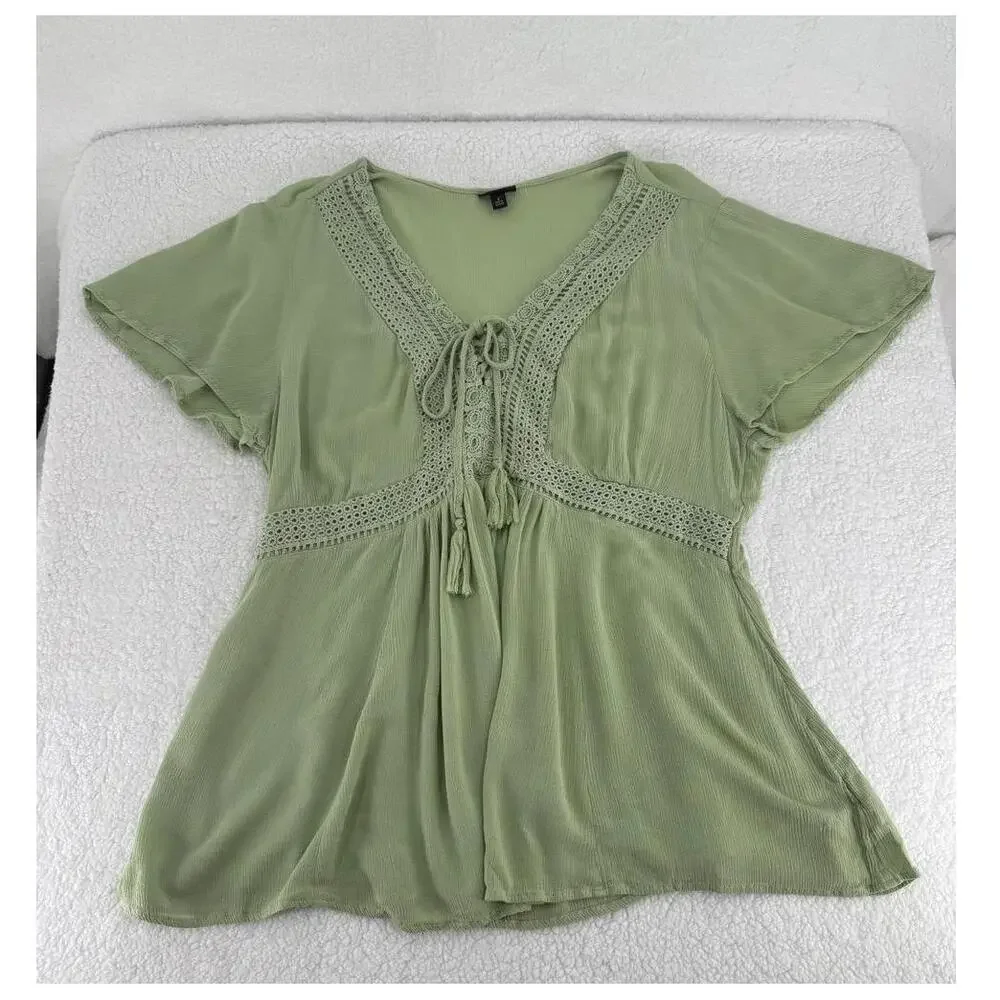 TORRID Green Short Sleeves VNeck Crochet‎ Detailing Tie Closure Blouse Size 2